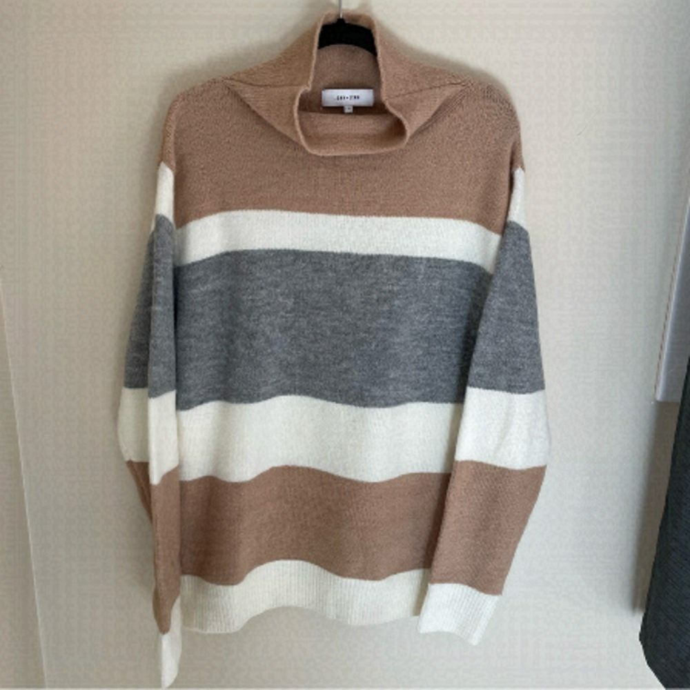 𝅺🎀 John & Jenn Colour Block Mock-neck Super soft Knit Sweater. Size L